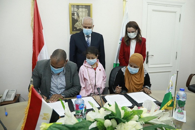 بالصور.. محافظ الجيزة يستقبل السيدة ناهد جمال (سائقة التروسيكل) ويسلمها عقود شقة ومحل 