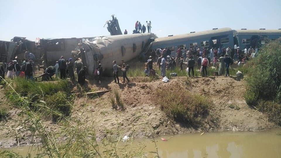 التحفظ على سائقى قطارى حادث الصعيد ولجنة فنية للكشف عن الأسباب الحقيقية وراء الحادث.