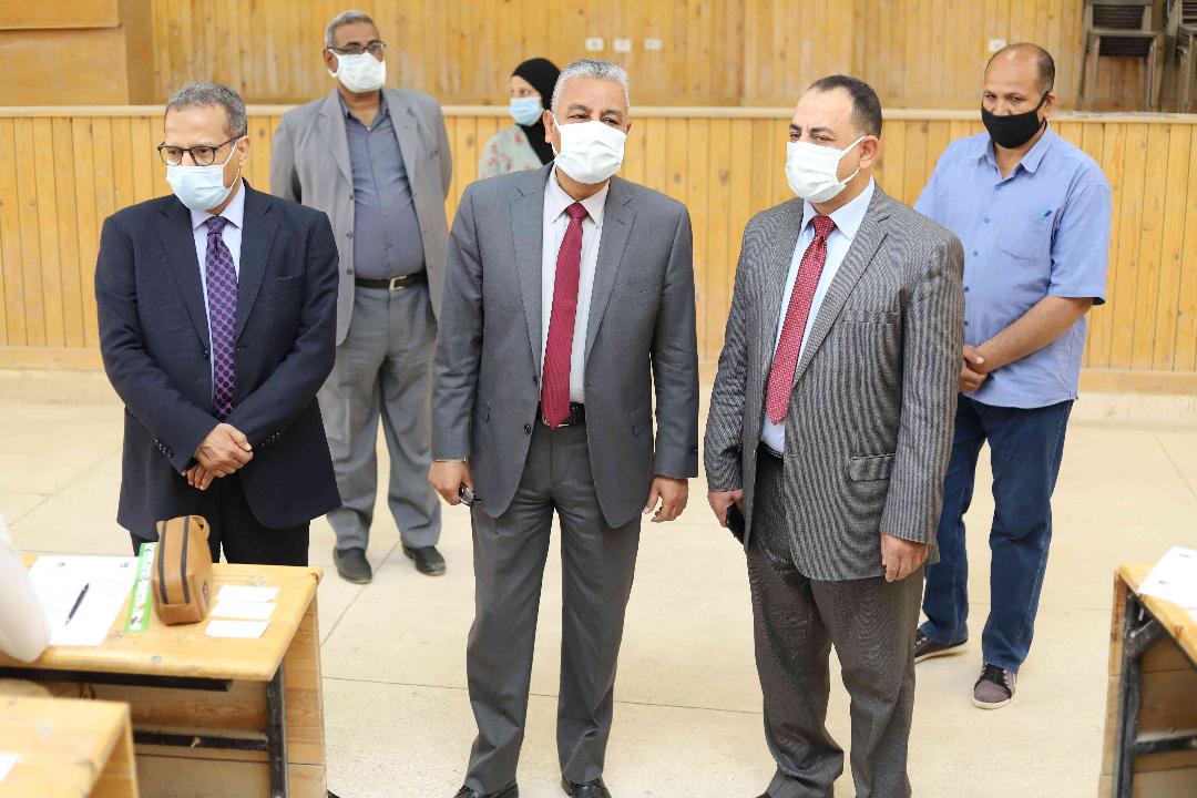 رئيس جامعة جنوب الوادي يتفقد امتحانات الدراسات العليا بكلية الحقوق

