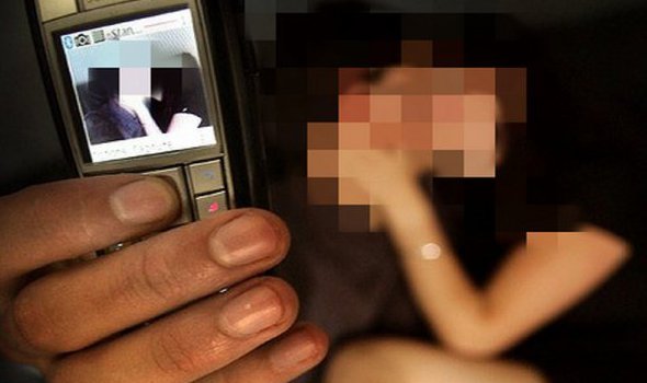 سجن 3 سنوات لـ 3 متهمين بالإستيلاء على صور فتاة من هاتفها وابتزازها

