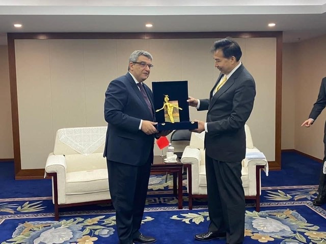 السفير المصري في بكين يلتقي برئيس الوكالة الصينية للتعاون الإنمائي الدولي