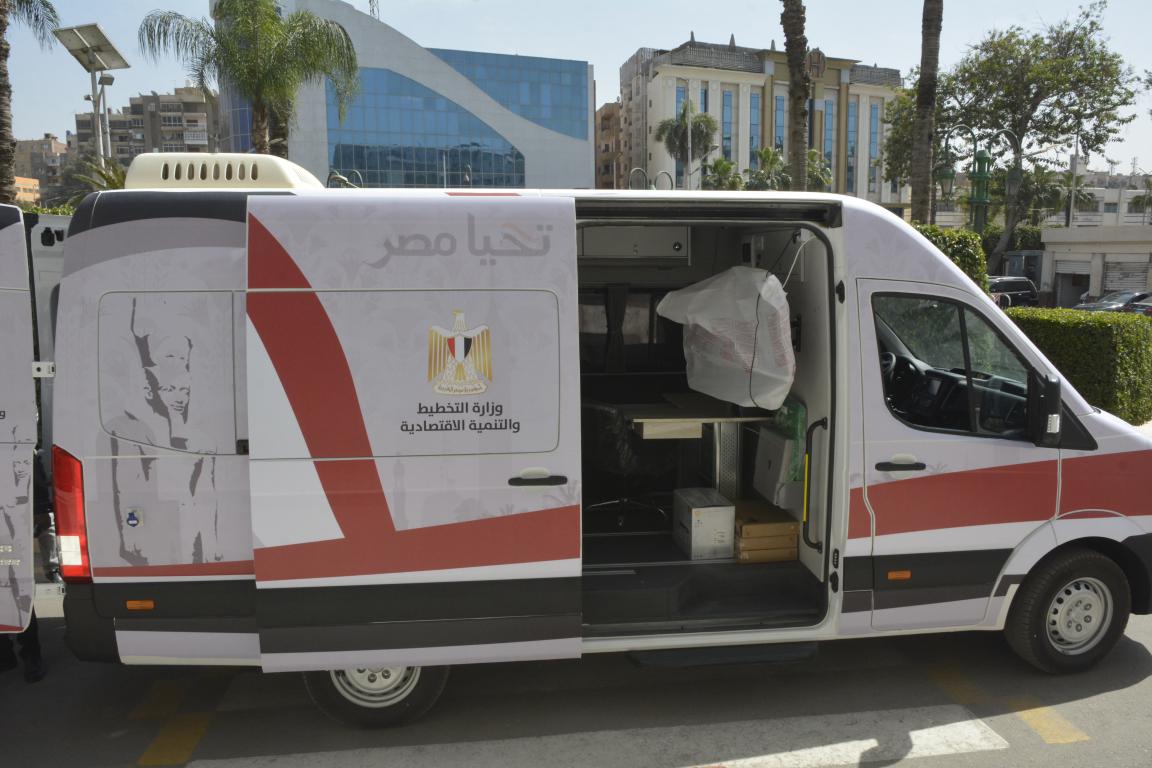 
محافظ الجيزة يتسلم سيارتين مركز تكنولوجي متنقل لخدمة المواطنين  كمنافذ بالمناطق عالية الكثافة

