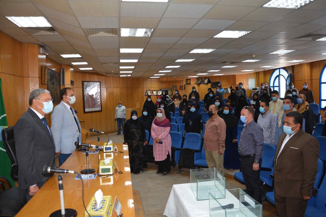 محافظ المنيا يشهد القرعة العلنية لتوزيع 80 وحدة سكنية للأولى بالرعاية بقرية المحرص بمركز ملوي
