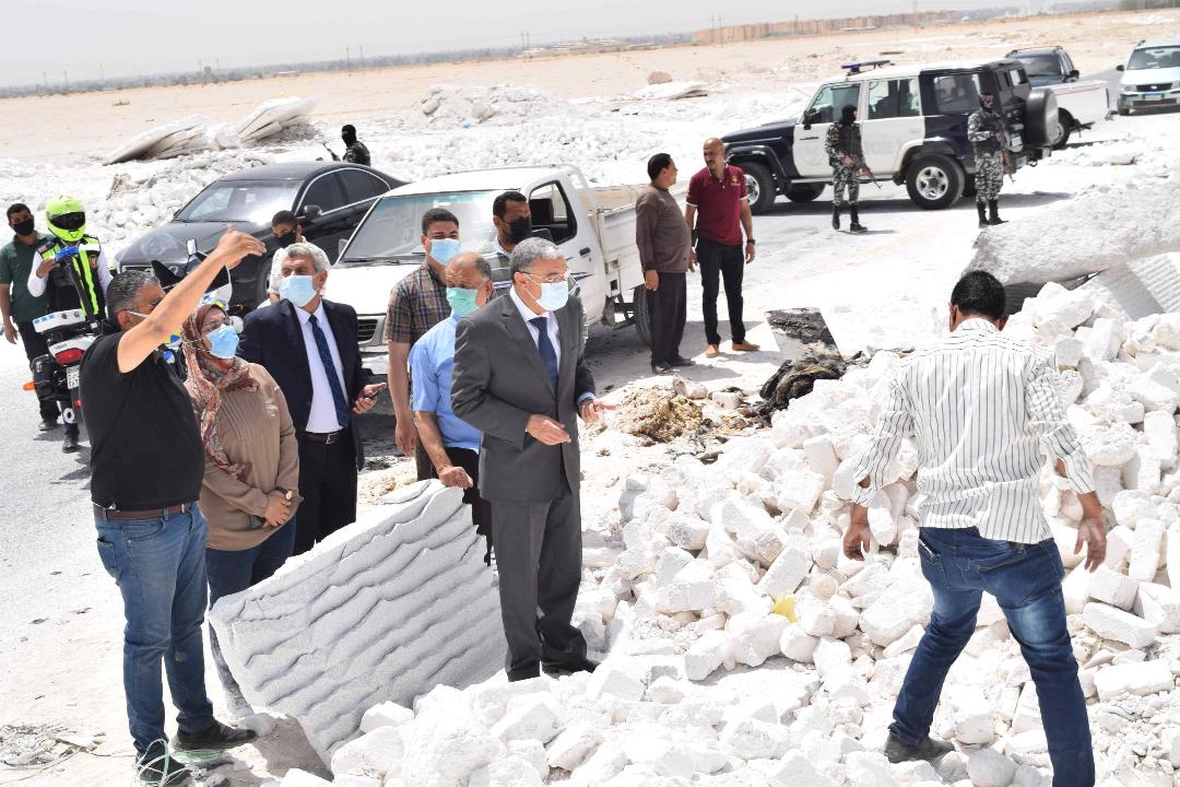 محافظ المنيا، يتابع إصلاح أحد الأجزاء المنهارة ببرك الاكسدة بالمنطقة الصناعية