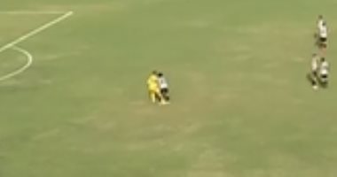 محمد هاني يعتذر للشناوى ويقبل رأسه اثناء مباراة المريخ