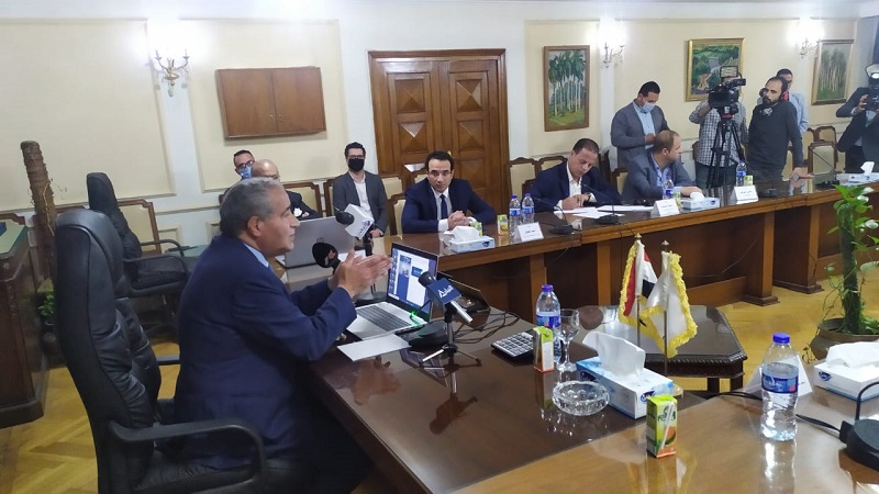 وزير التموين يفتتح أول مكتب للسجل التجاري بالبنوك المصرية باحد فروع بنك القاهرة 
 