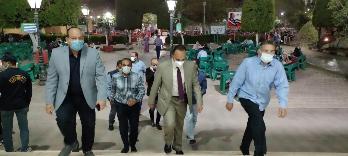  لمتابعة الالتزام  بتطبيق الإجراءات الوقائية نائب المحافظ يتفقد نادي المنيا الرياضي وعدد من الكافيهات  