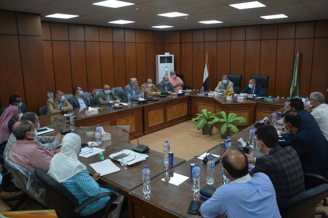 محافظ المنيا يبحث مع نواب البرلمان عددا من المشكلات بمختلف القطاعات الخدمية