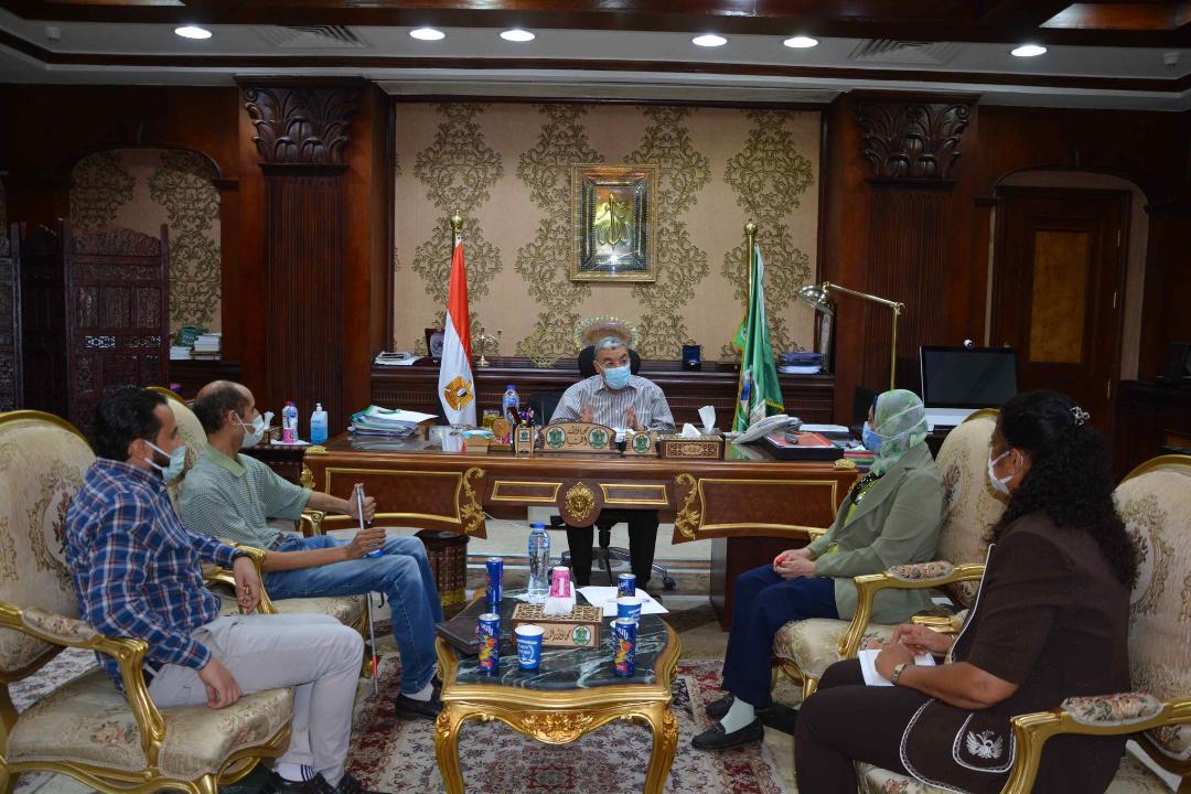 محافظ المنيا يلتقي وفد مجموعة 