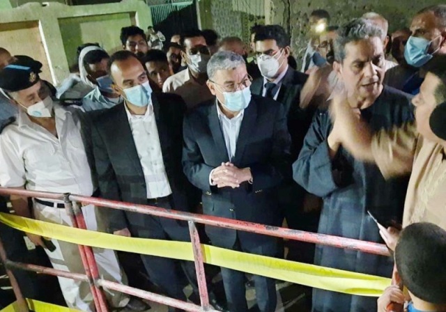 مصرع وإصابة ١٩  في حادث سقوط  بغرفة الصرف الصحي بقرية صفانيه بالعدوة والمحافظ يتابع الموقف