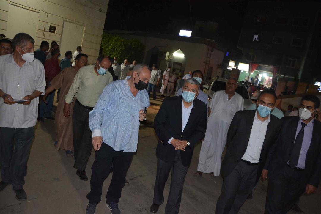 محافظ المنيا يعزي أهالي ضحايا حادث صفانيه بمركز العدوة 