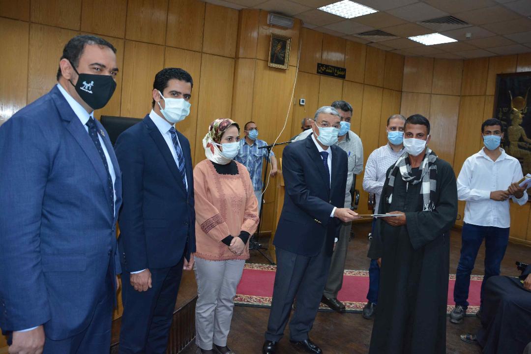  تسليم 65 عقداً جديداً لتقنين أوضاع أراضي أملاك الدولة بالمنيا