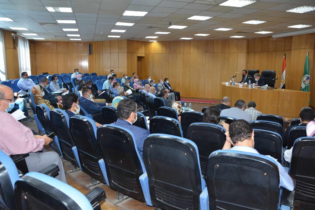 محافظ المنيا يتابع مشروعات مبادرة  