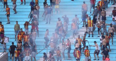 شغب الجماهير التونسية يتسبب في تأجيل مباراة الاهلي والترجي في نصف نهائي افريقيا
