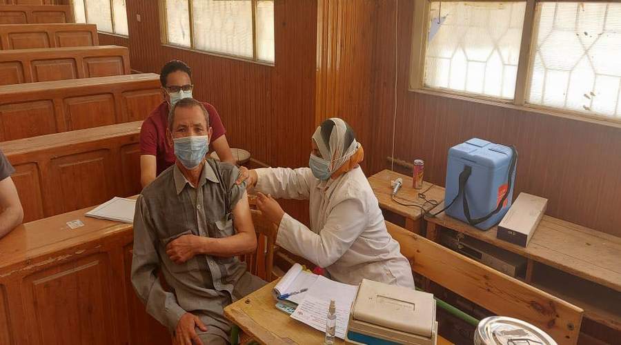 صحة المنيا تبدأ تطعيم المشاركين في أعمال امتحانات الشهادات العامة 