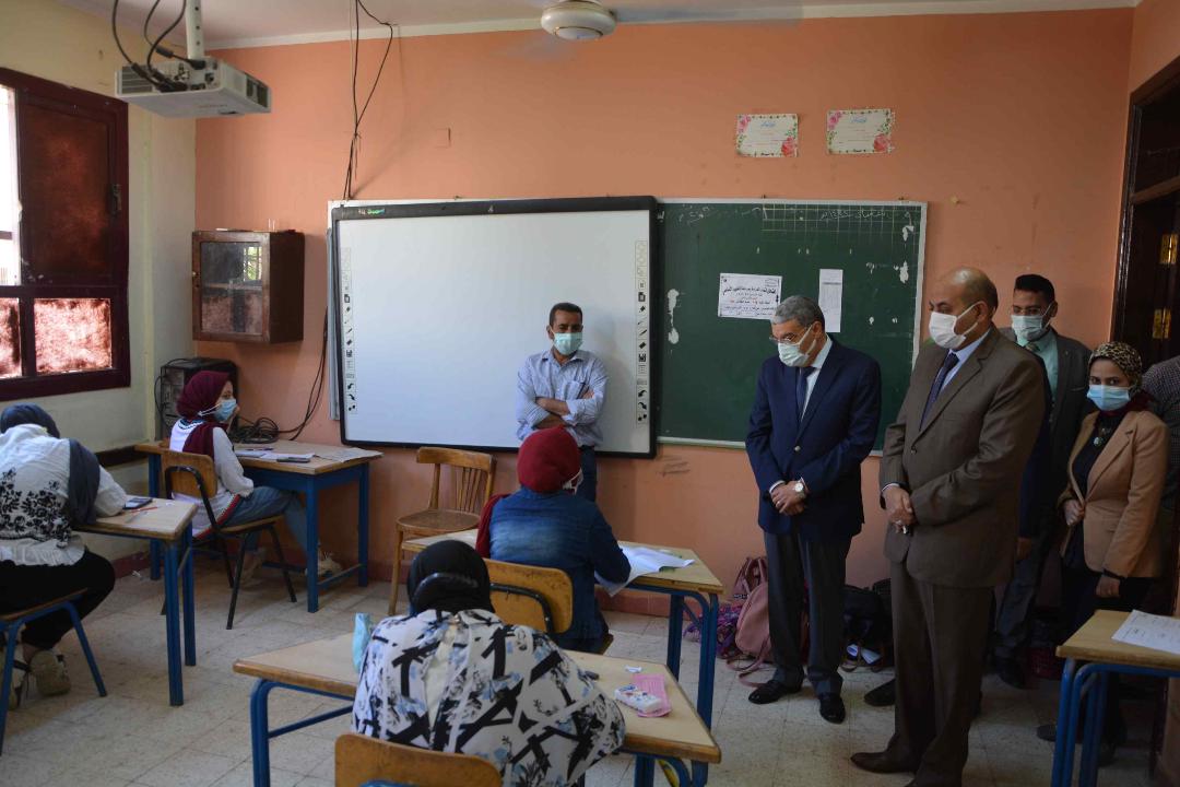 محافظ المنيا يتابع انتظام سير امتحانات الشهادة الإعدادية بلجان مركز ابوقرقاص