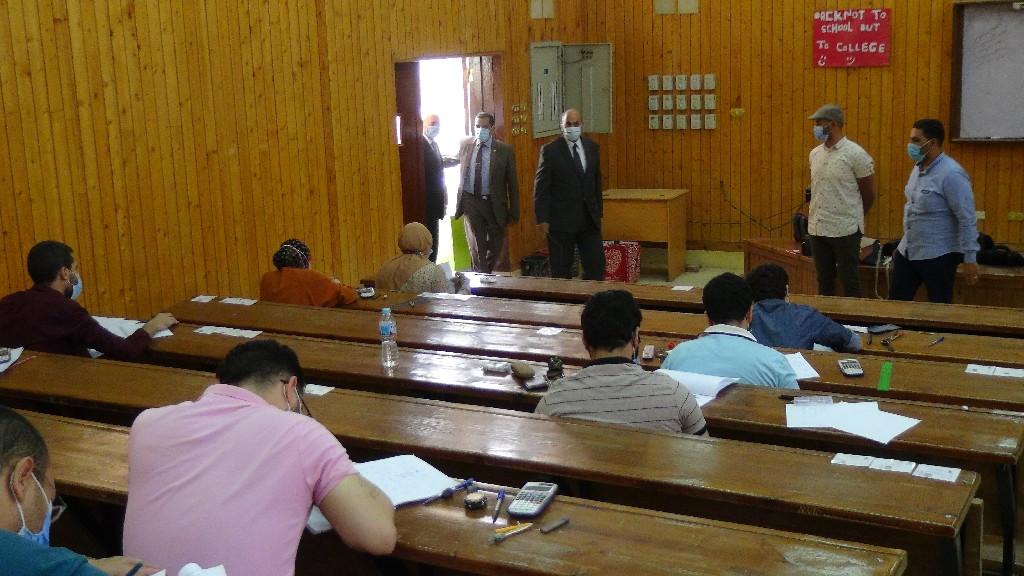 رئيس جامعة المنيا يتفقد لجان الامتحانات  بكليتي 