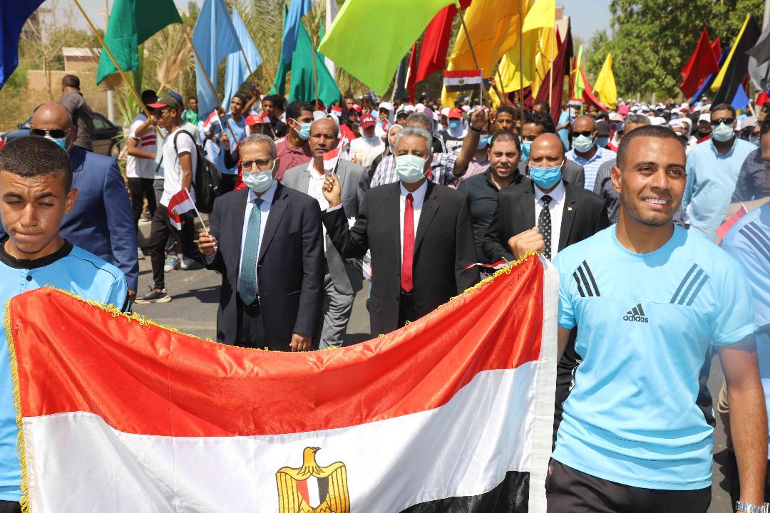 رئيس جامعة جنوب الوادي يقود مسيرة طلابية احتفالا  بذكرى ثورة  ٣٠ يونيو المجيدة