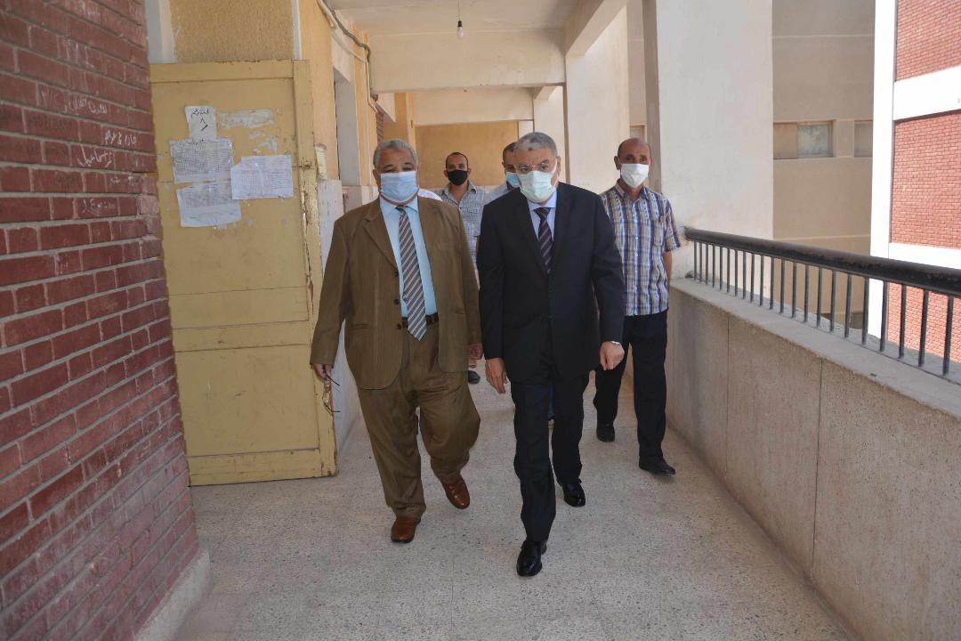 محافظ المنيا يتابع سير امتحانات الثانوية العامة بعدد من اللجان 