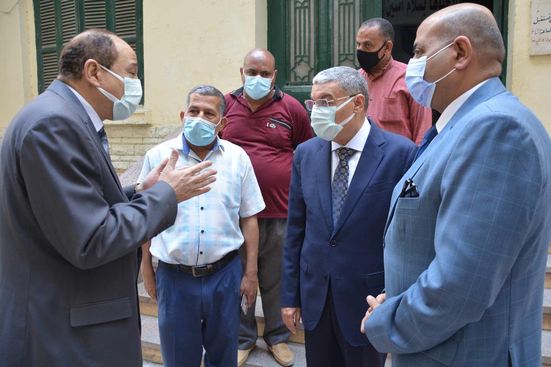 محافظ المنيا يتفقد سير امتحانات الثانوية العامة بعدد من اللجان 