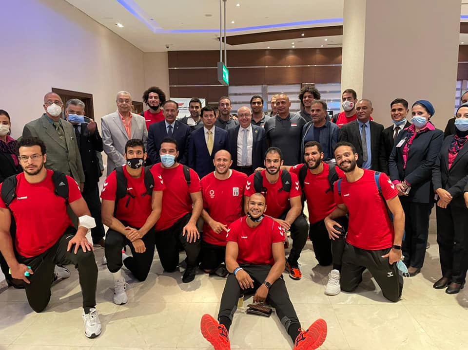 بالصور .. وزير الشباب والرياضة يستقبل بعثة منتخب مصر لكرة اليد بمطار القاهرة 