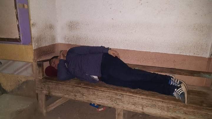 صورة لنائب البدرشين ينام على كنبة خشبية في الشارع تثير الجدل