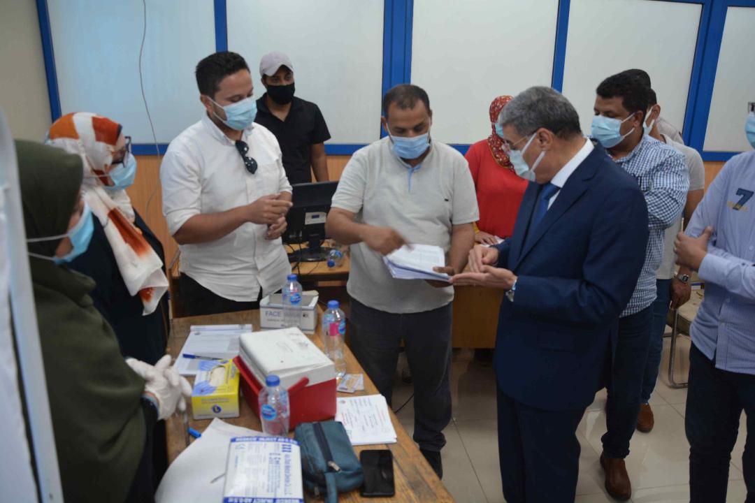 محافظ المنيا يتابع تلقي الموظفين بالديوان العام للقاح فيروس كورونا