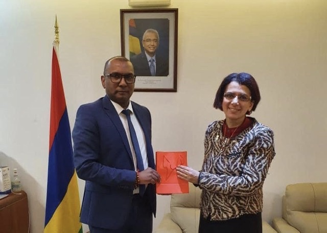 وزير المالية والتخطيط الاقتصادي الموريشي يستقبل السفيرة المصرية