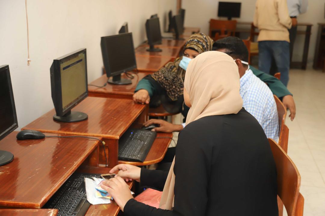 معامل التنسيق الإلكتروني بجامعة جنوب الوادي تستقبل طلاب المرحلة الأولى