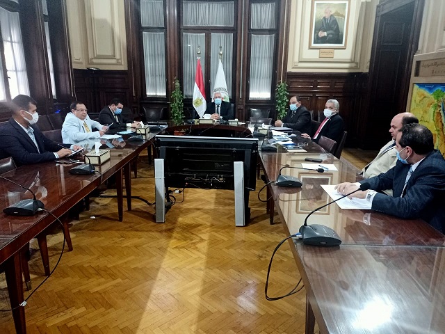 وزير الزراعة يبحث مع قيادات الوزارة تنفيذ تكليفات القيادة السياسية بعلاج مواشي صغار المربين مجانا

