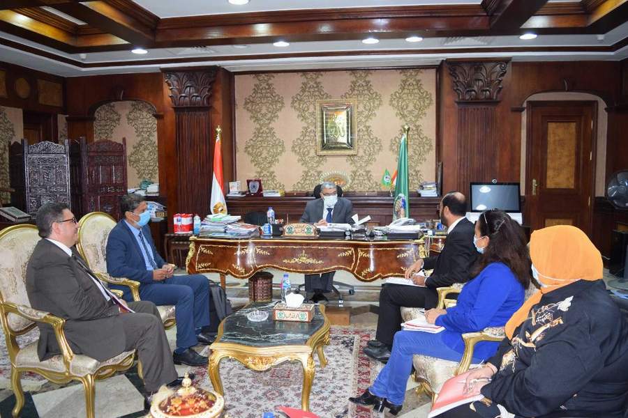 محافظ المنيا يبحث مع وفد هيئة إنقاذ الطفولة الدولية تنفيذ عدد من الأنشطة بالقري
