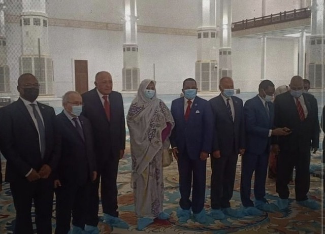 بالصور.. وزراء خارجية دول جوار ليبيا يزورون جامع 