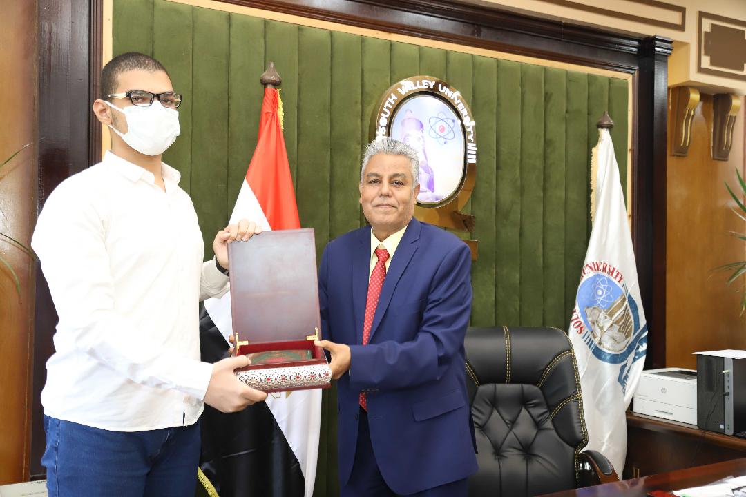 بمبادرة شخصية , رئيس جامعة جنوب الوادى يكرم الطالب الحاصل على المركز الثانى على مستوى الجمهورية 