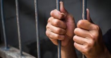 حبس عامل لاتهامه بقتل ابنه خلال وصلة تعذيب بمصر القديمة 
