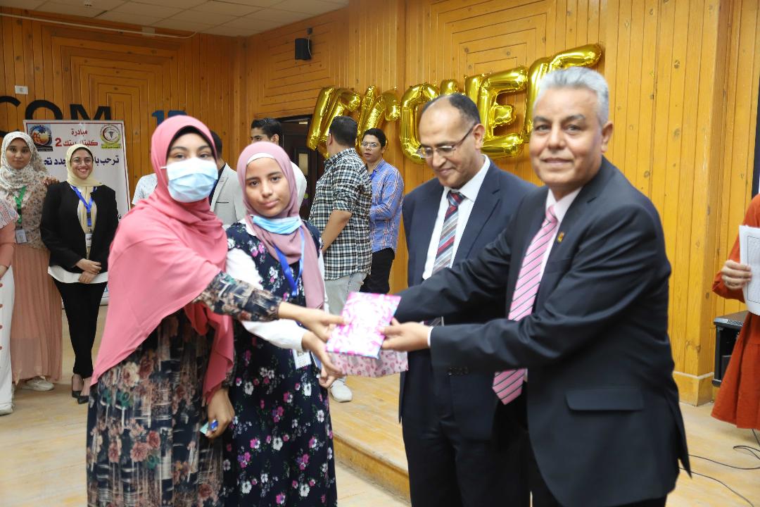 رئيس جامعة جنوب الوادي لطلاب كلية الطب الجدد :-
