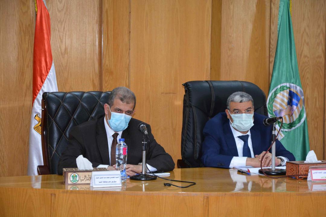 محافظ المنيا يناقش الموقف التنفيذي لـتوفيق أوضاع 307 كنيسة ومبنى خدمي