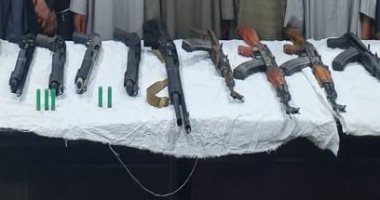 المعمل الجنائى يفحص أسلحة نارية وذخيرة سقط بها 5 عاطلين فى الجيزة 
