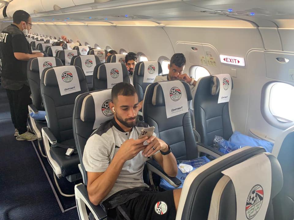 بالصور .. بعثة المنتخب المصري تغادر إلى الجابون بطائرة خاصة 