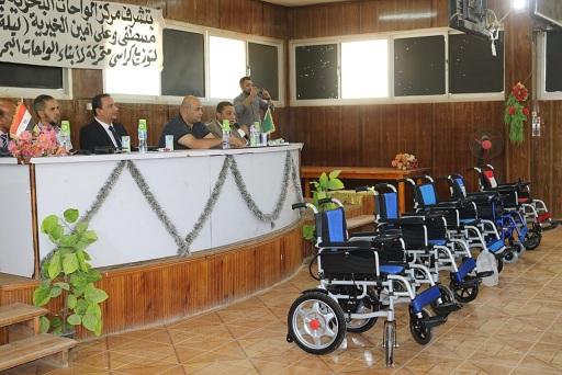 محافظة الجيزة تسلم ١٦ كرسي كهربائي متحرك للإطفال ذوي الإحتياجات بالتعاون مع الجمعيات الخيرية
