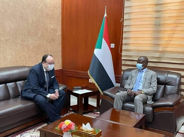 السفير المصري في الخرطوم يلتقي بعضو مجلس السيادة السوداني.