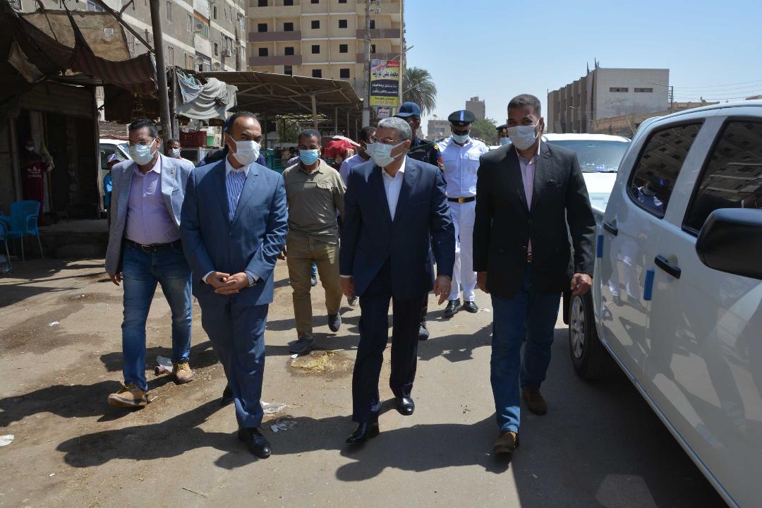 محافظ المنيا يقود حملة لمتابعة الالتزام بالإجراءات الوقائية والاحترازية بعدد من مواقف سيارات المراكز والقري