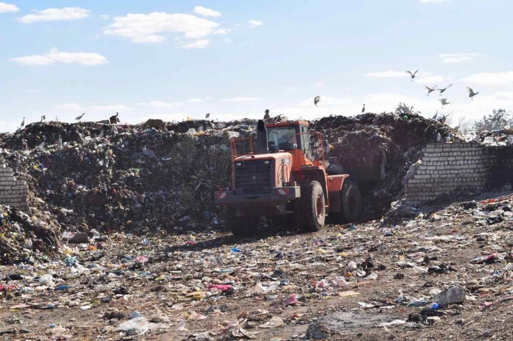  نقل وإزالة القمامة بالمقلب الوسيط بقرية الشيخ زياد بمغاغة للمدفن الصحي بالطريق الصحراوي