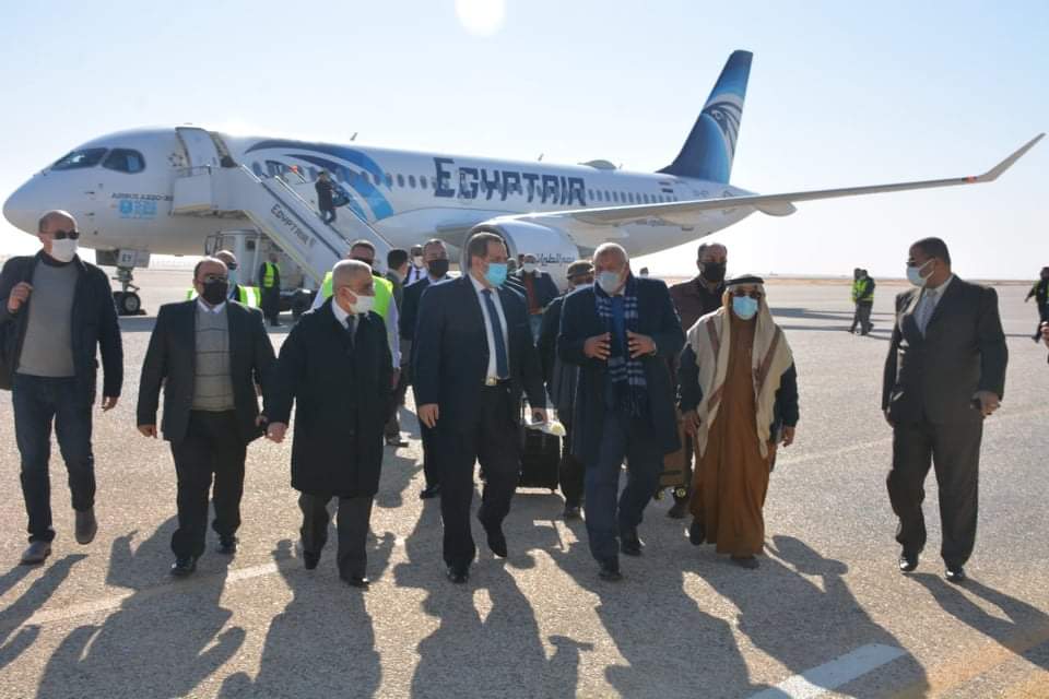 وصول أولي رحلات  مصر للطيران إلي مطار  الخارجة بالوادي الجديد

