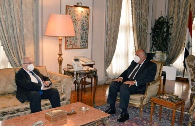 وزير الخارجية يبحث مع نظيره الجزائري التعاون الثنائي والقضايا العربية والإقليمية