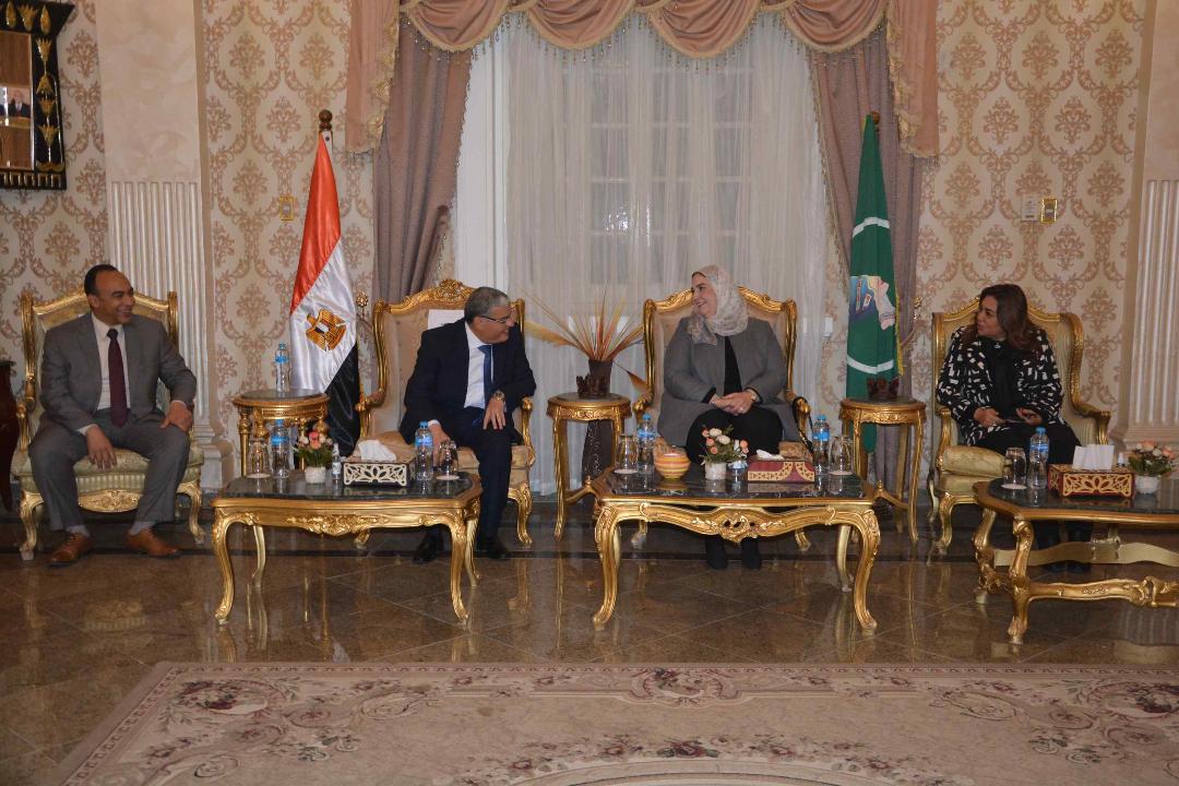 محافظ المنيا يستقبل وزيرة التضامن الاجتماعي ومحافظ دمياط