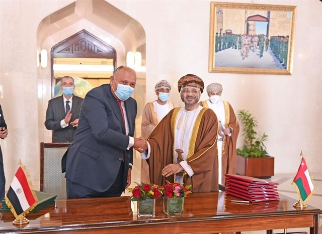 وزير الخارجية يعود إلى القاهرة قادمًا من سلطنة عُمان
