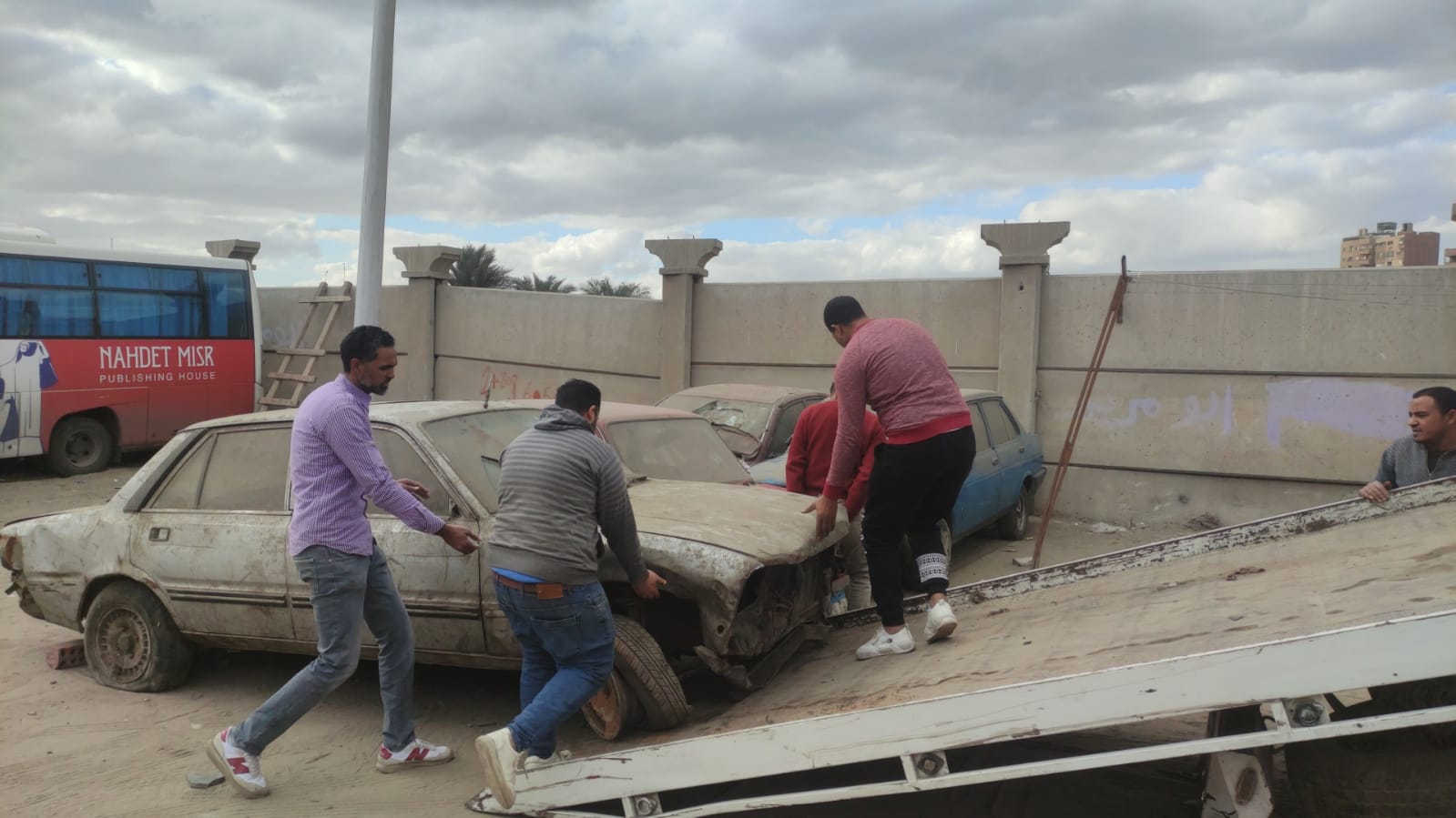 محافظة الجيزة تشن حملات موسعة لرفع السيارات المتهالكة والمتروكة بالشوارع
