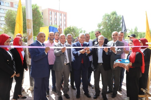 رئيس جامعة جنوب الوادى يشهد بدء الدراسة بجامعة جنوب الوادى الاهلية


