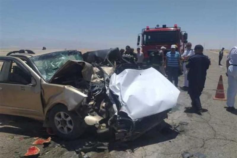 مصرع 8 أشخاص وإصابة آخر فى حادث تصادم سيارتين على صحراوى البحيرة


