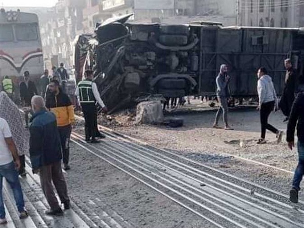 السكك الحديد تكشف تفاصيل حادث اصطدام عربة القطار بحافلة صباح اليوم الأربعاء